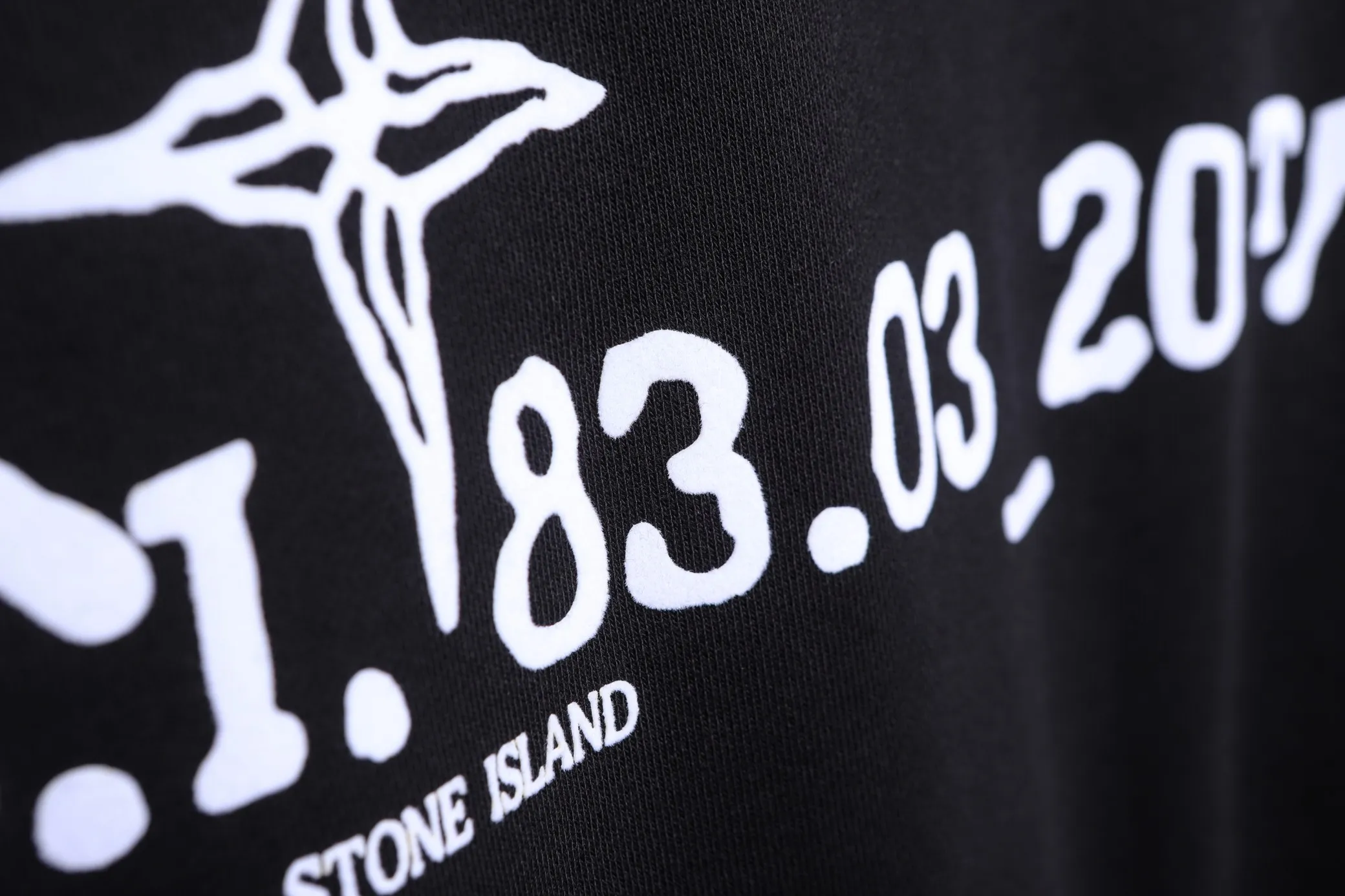 P240 High-quality classic Stone Island round-neck sweatshirt, model number B04 * Made of 450 custom-woven and custom-dyed high-gram weight tripe pure cotton sweatshirt fabric. The fabric feels thick and has a certain sense of self-weight. The bottom has a dense and rough terry texture, which is close to the skin and has excellent warmth retention. You will not feel any discomfort at all! *The color of the stone island pattern on the front chest is clear, and a special stone island is added on the back panel. The pattern lines are smooth and smooth and will not fall off or deform when washed. *This design is based on classics and simply and clearly shows the brand's high luxury. Same style for men and women 𝐂𝐎𝐋𝐎𝐔𝐑: black, white 𝐒𝐈𝐙𝐄: S- xl